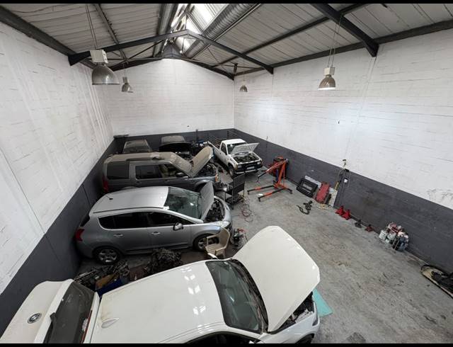 222M² WAREHOUSE TO LET IN GEORGE PARK